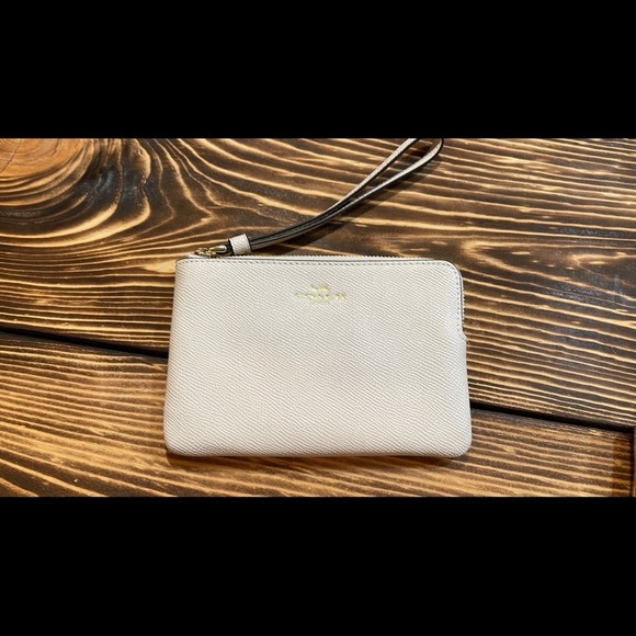 BNWT Coach Corner Zip Wristlet - Picture 6 of 8